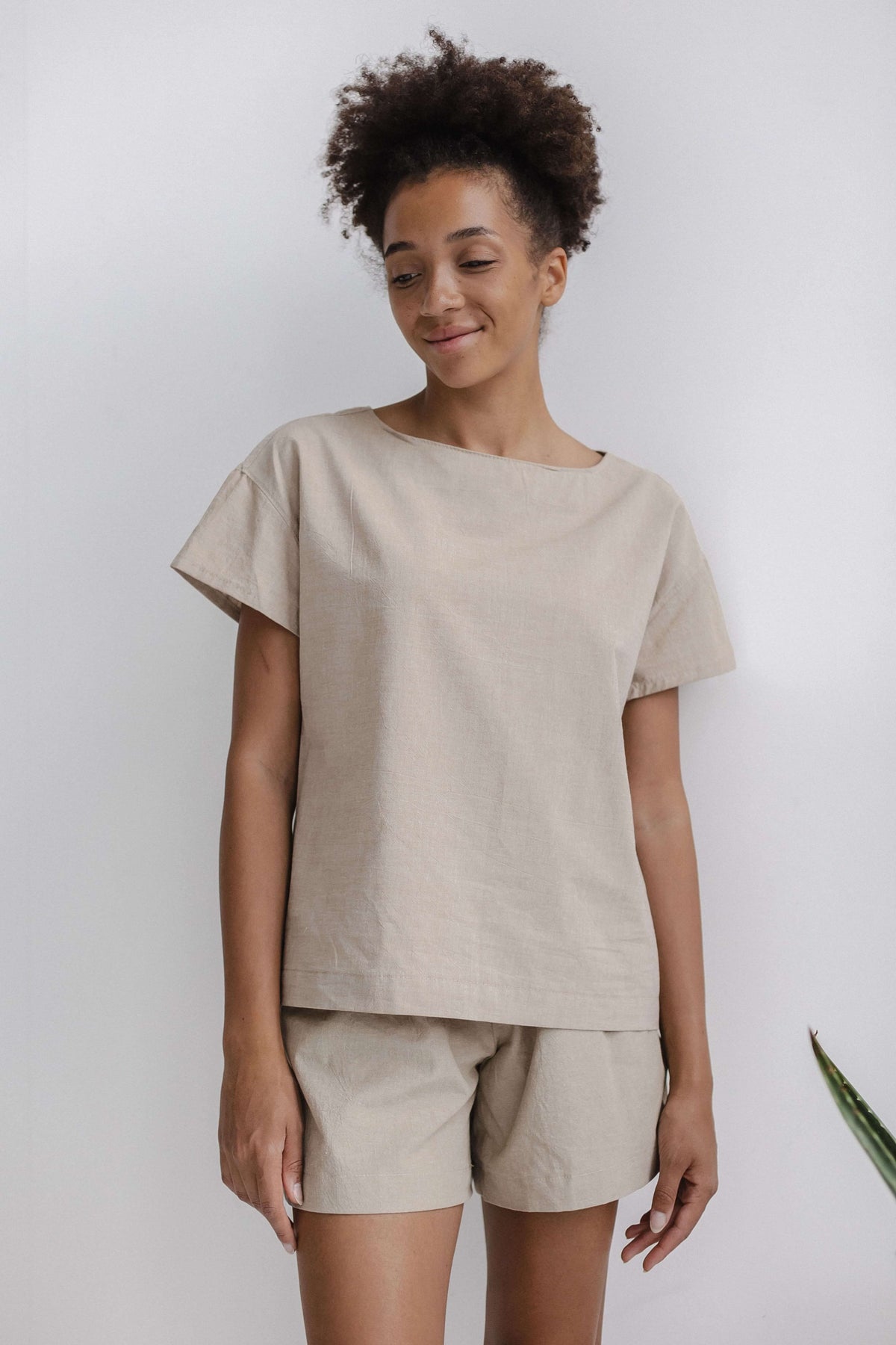 Pijama para mujer con pantalones cortos almendra